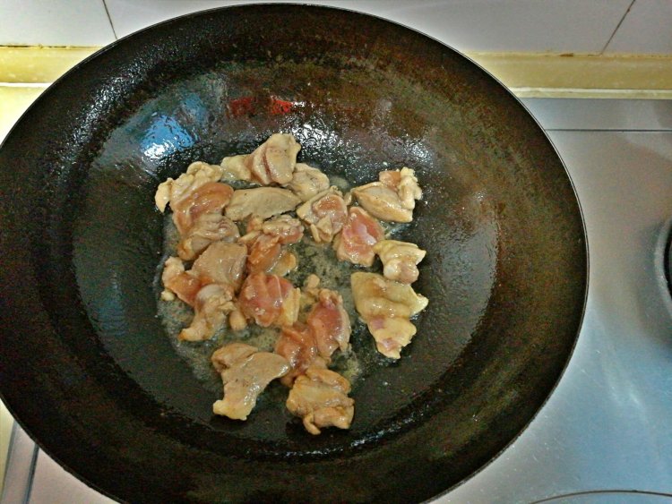 鸡肉炒大葱步骤3