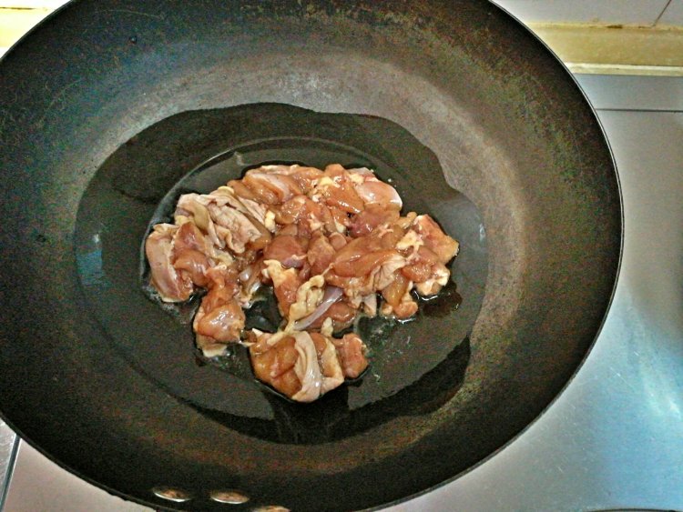 鸡肉炒大葱步骤2
