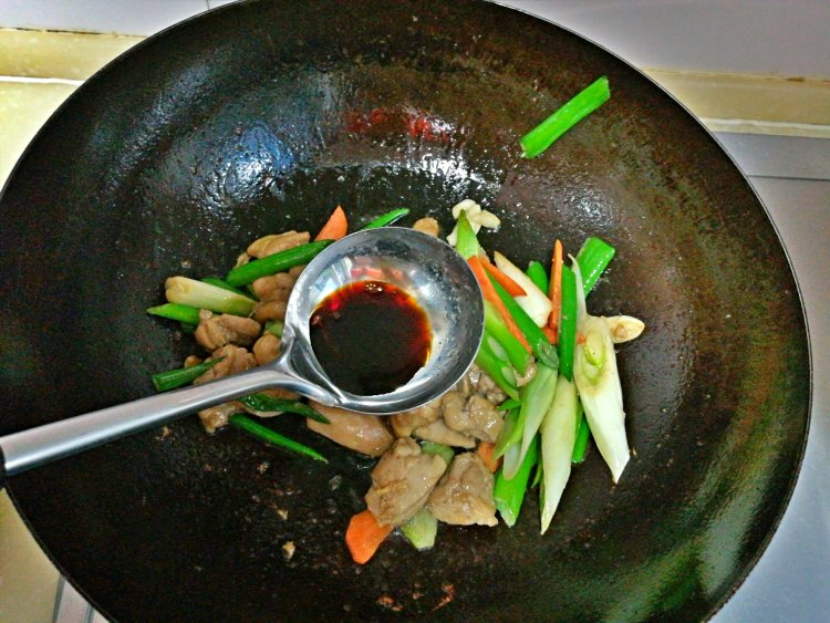 鸡肉炒大葱步骤5