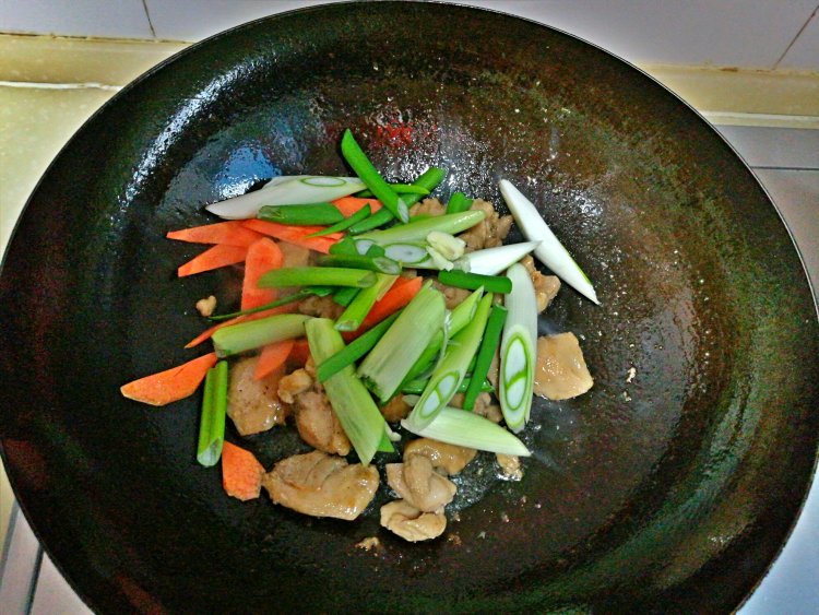 鸡肉炒大葱步骤4