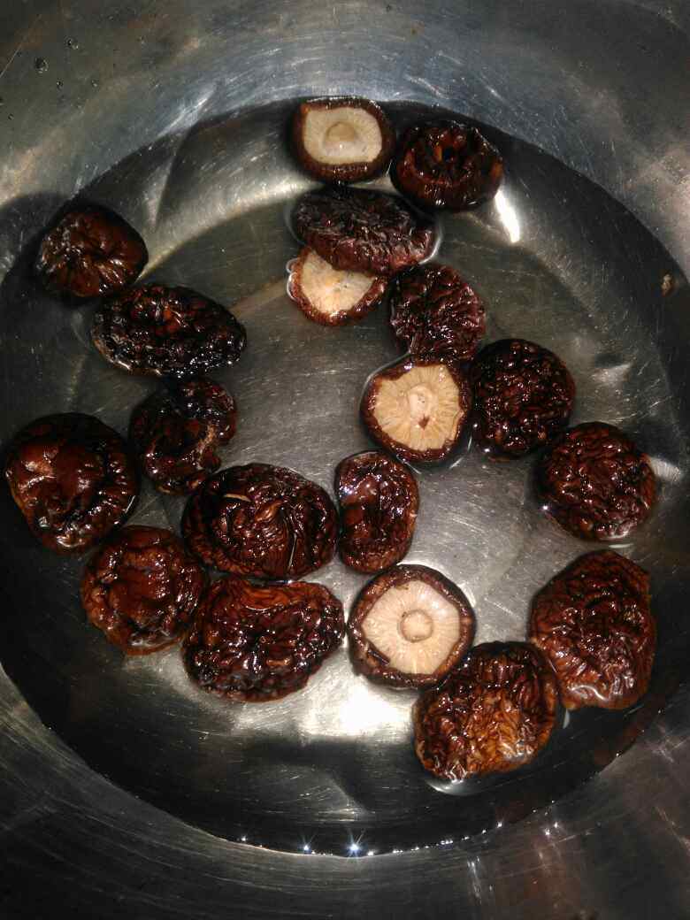香菇蒸鸡肉步骤1