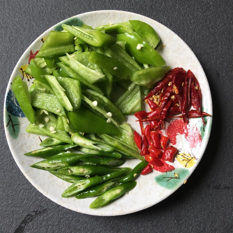 干锅香菇辣鸡步骤2