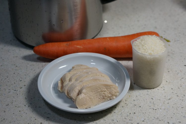 胡萝卜鸡肉粥豆浆机版步骤1