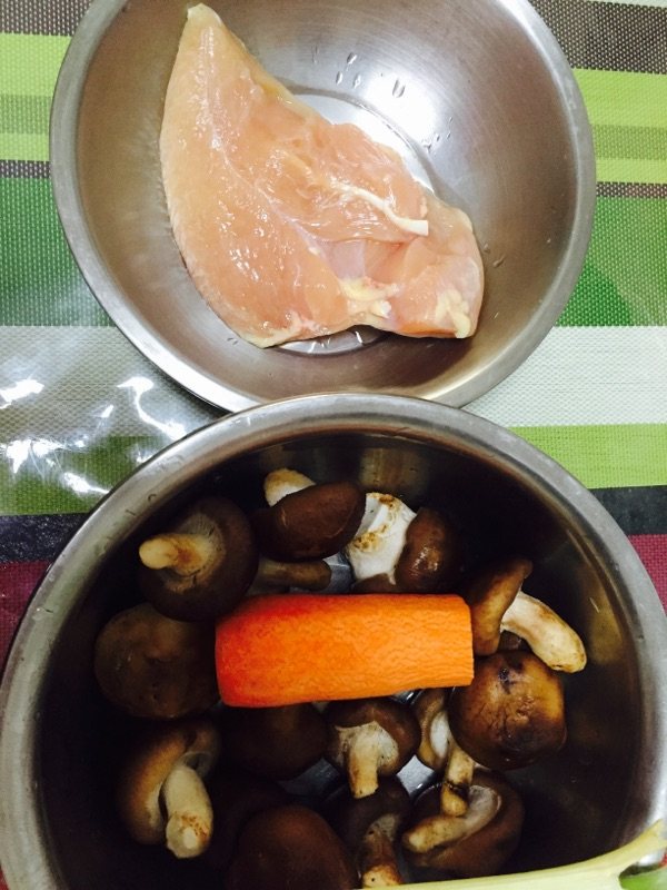 鸡肉胡萝卜香菇馄饨步骤1