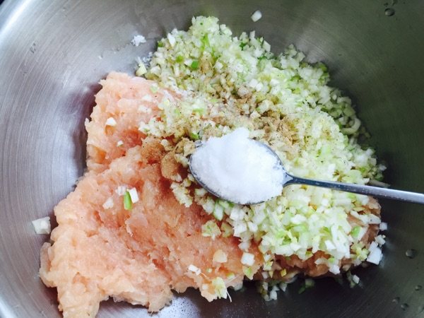 鸡肉胡萝卜香菇馄饨步骤7
