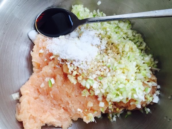鸡肉胡萝卜香菇馄饨步骤8