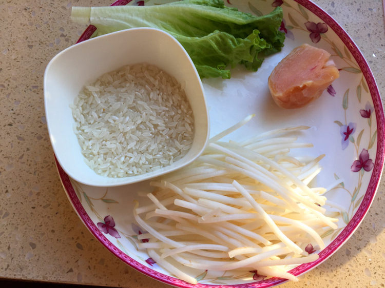 绿豆芽生菜瘦肉粥步骤1