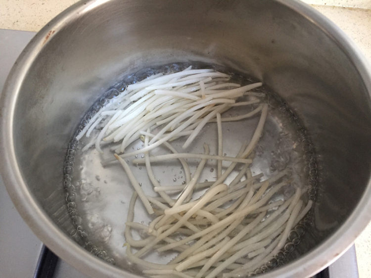 绿豆芽生菜瘦肉粥步骤2