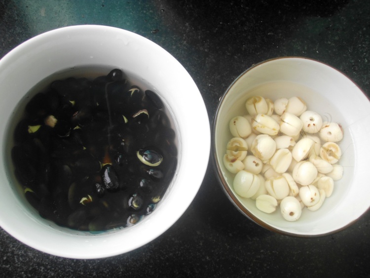 黑豆莲子鸡汤#本味家步骤2