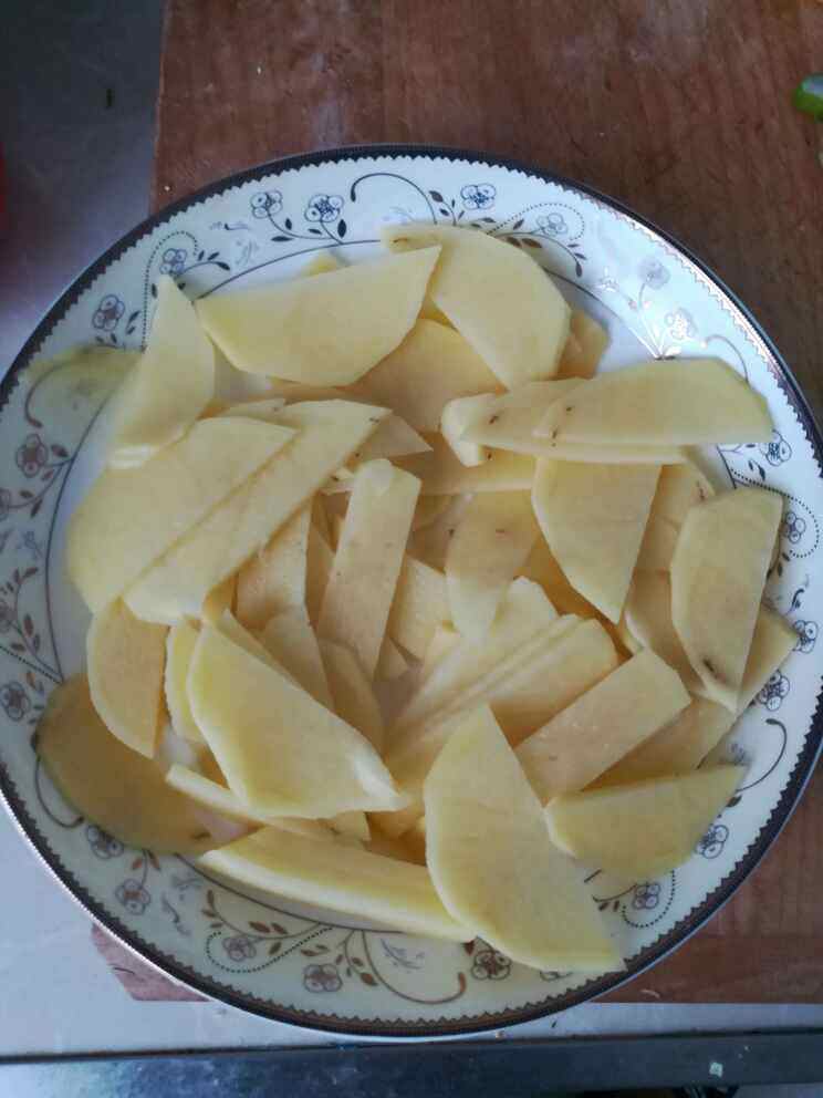 土豆片炒鸡步骤1