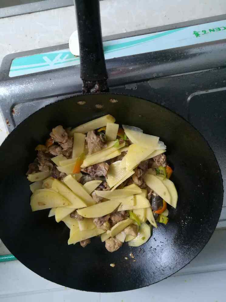 土豆片炒鸡步骤7