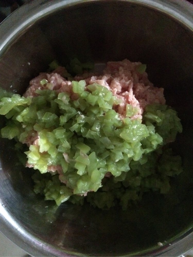 青椒鸡肉蒸饺步骤2
