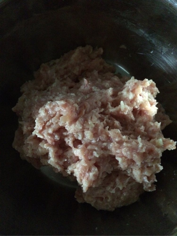 青椒鸡肉蒸饺步骤1