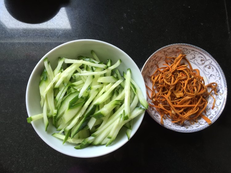 虫草花鸡丝凉拌面步骤2