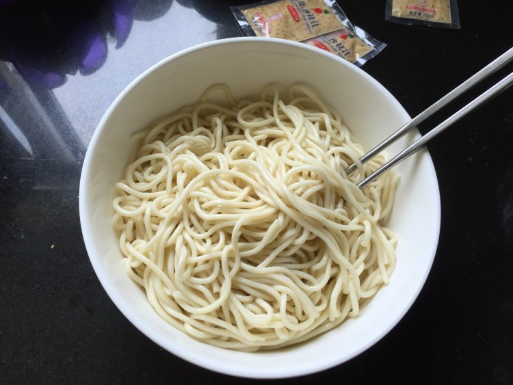虫草花鸡丝凉拌面步骤3