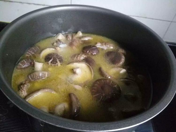 香菇炖鸡汤步骤8