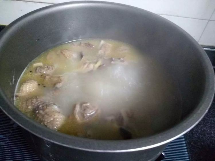 香菇炖鸡汤步骤6