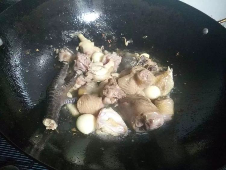 莲藕芋子炖鸡步骤3