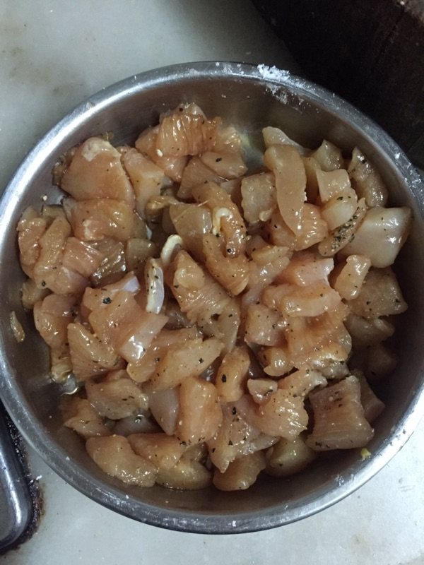 菠萝炒鸡腿肉步骤2