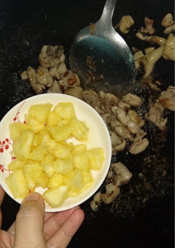 菠萝炒鸡腿肉步骤6