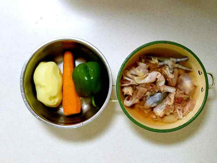 小鸡炖时蔬步骤1
