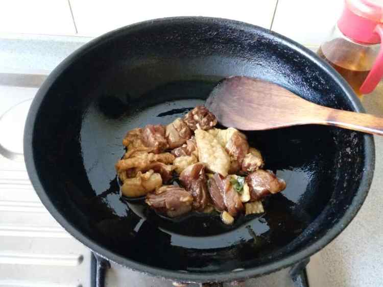 鸡肉炖土豆块步骤5