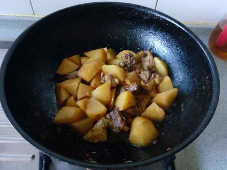 鸡肉炖土豆块步骤9