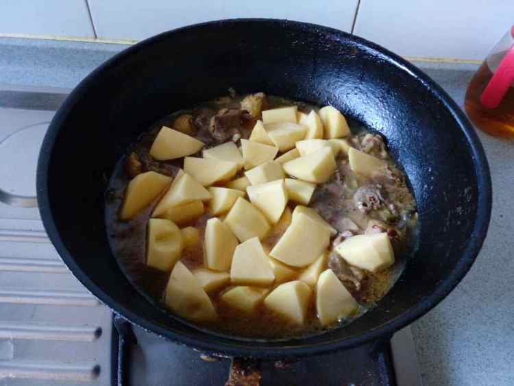 鸡肉炖土豆块步骤7