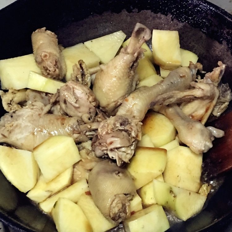 土豆炖鸡肉步骤5