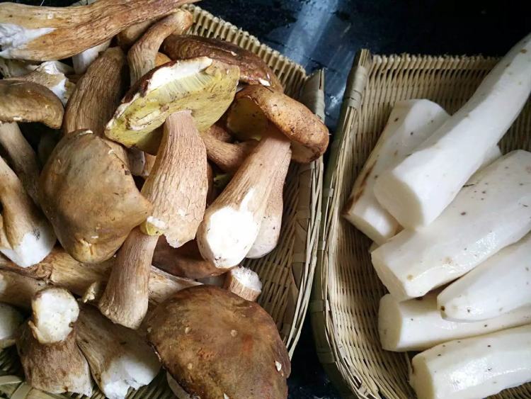 山药大脚菇炖鸡步骤1
