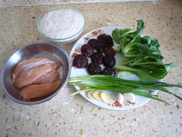 香姑鸡肉焖饭步骤1