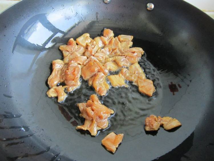 毛豆炒鸡肉步骤5