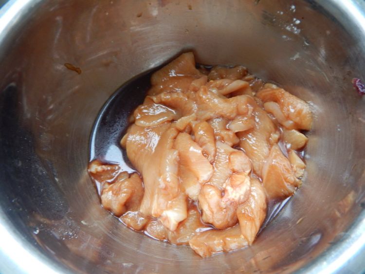 西兰花炒鸡肉片步骤2