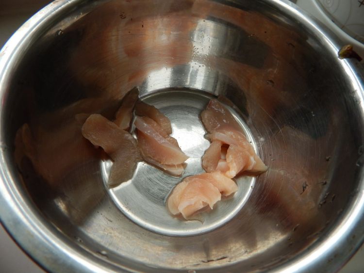 西兰花炒鸡肉片步骤1