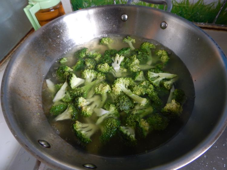 西兰花炒鸡肉片步骤4