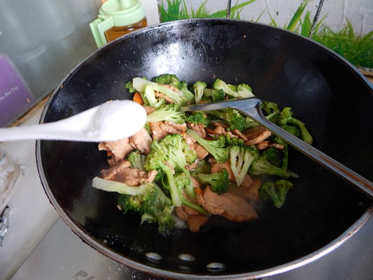 西兰花炒鸡肉片步骤12