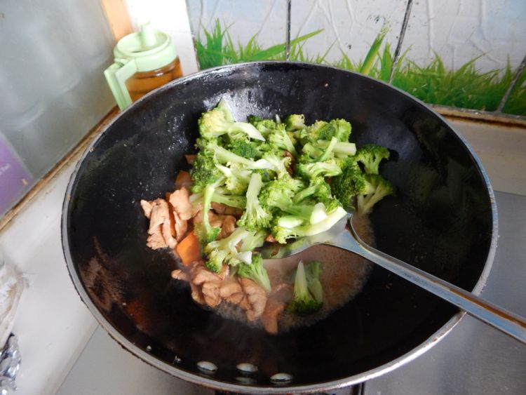 西兰花炒鸡肉片步骤10