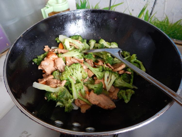 西兰花炒鸡肉片步骤11