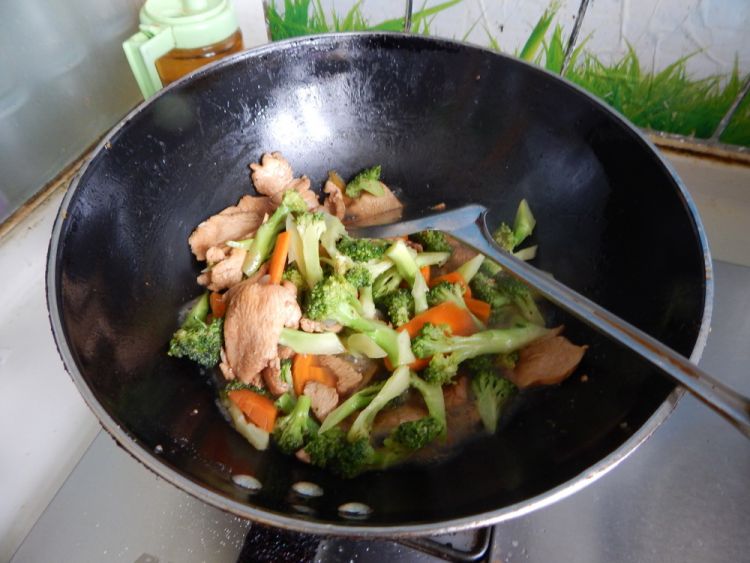 西兰花炒鸡肉片步骤13