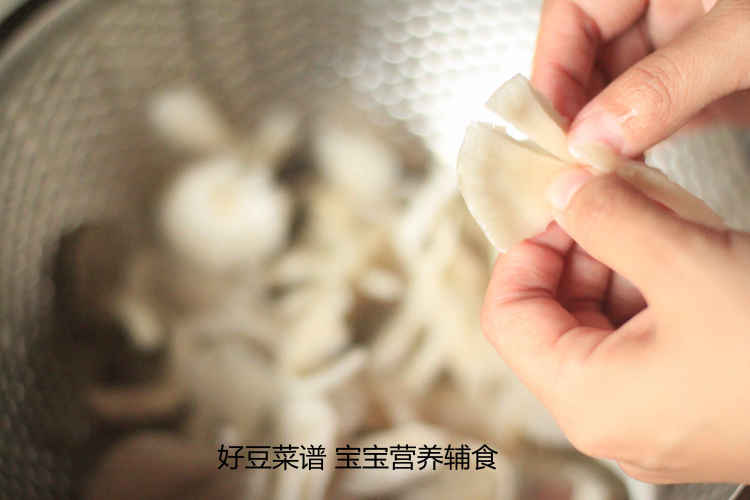 茼蒿鲜蘑拌鸡丝步骤3