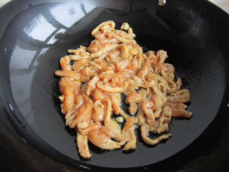苦瓜炒鸡肉步骤5
