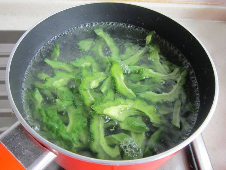 苦瓜炒鸡肉步骤3