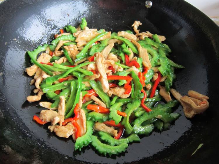 苦瓜炒鸡肉步骤12