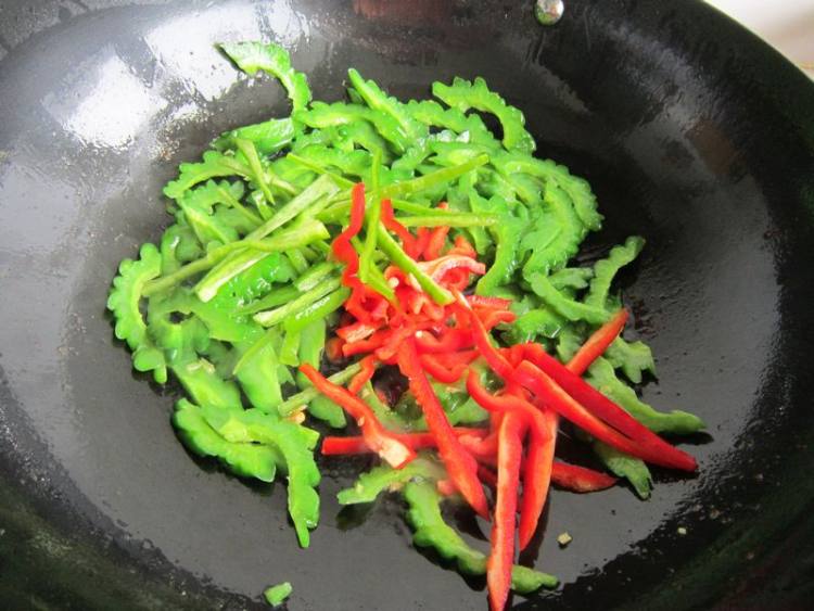 苦瓜炒鸡肉步骤8