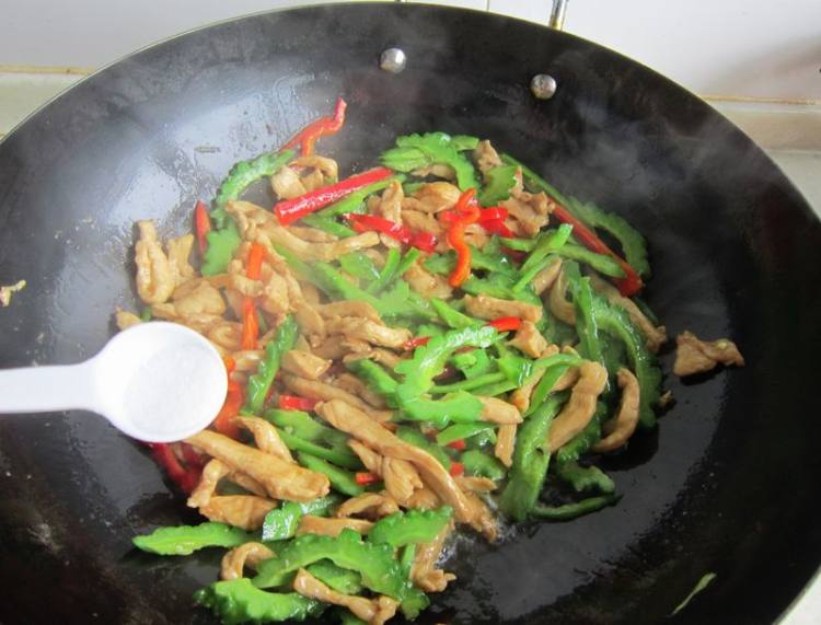 苦瓜炒鸡肉步骤11