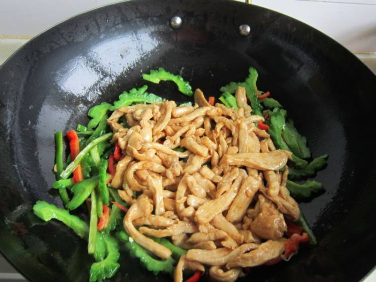 苦瓜炒鸡肉步骤10