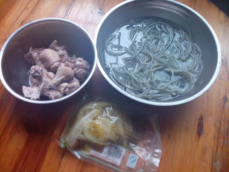 酸菜鸡肉炖粉条#新鲜步骤1