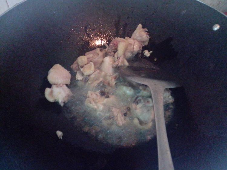 酸菜鸡肉炖粉条#新鲜步骤2