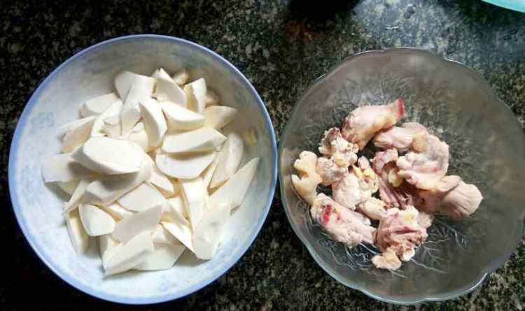 茭白烧鸡肉步骤1