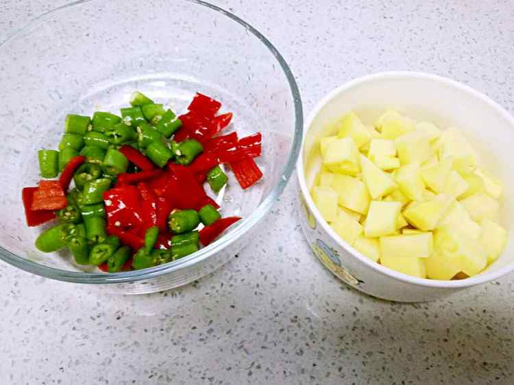 彩蔬鸡肉丁步骤2
